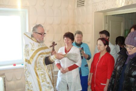 Священник совершил чин освящения воды в больницах Ветковщины